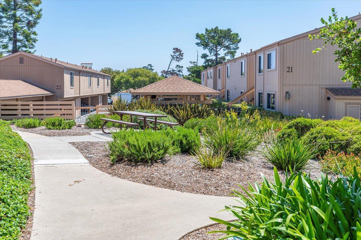Detail Gallery Image 2 of 17 For 300 Glenwood Cir #166,  Monterey,  CA 93940 - 1 Beds | 1 Baths