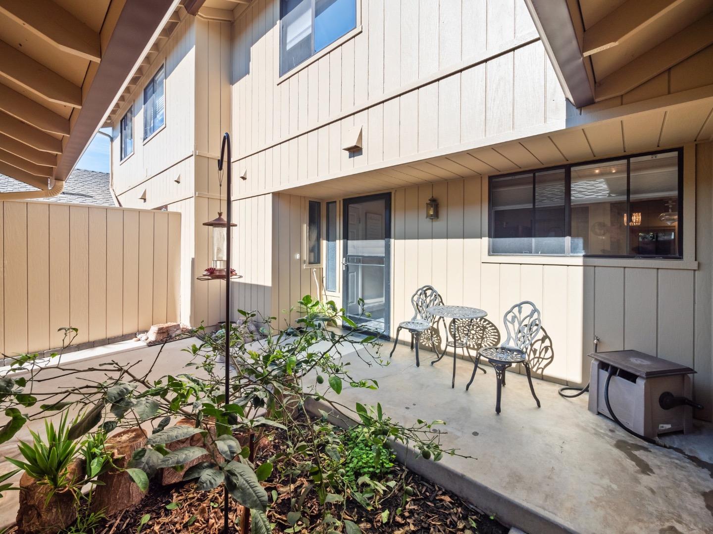 Detail Gallery Image 5 of 31 For 1856 Cherokee Dr #3,  Salinas,  CA 93906 - 3 Beds | 2/1 Baths