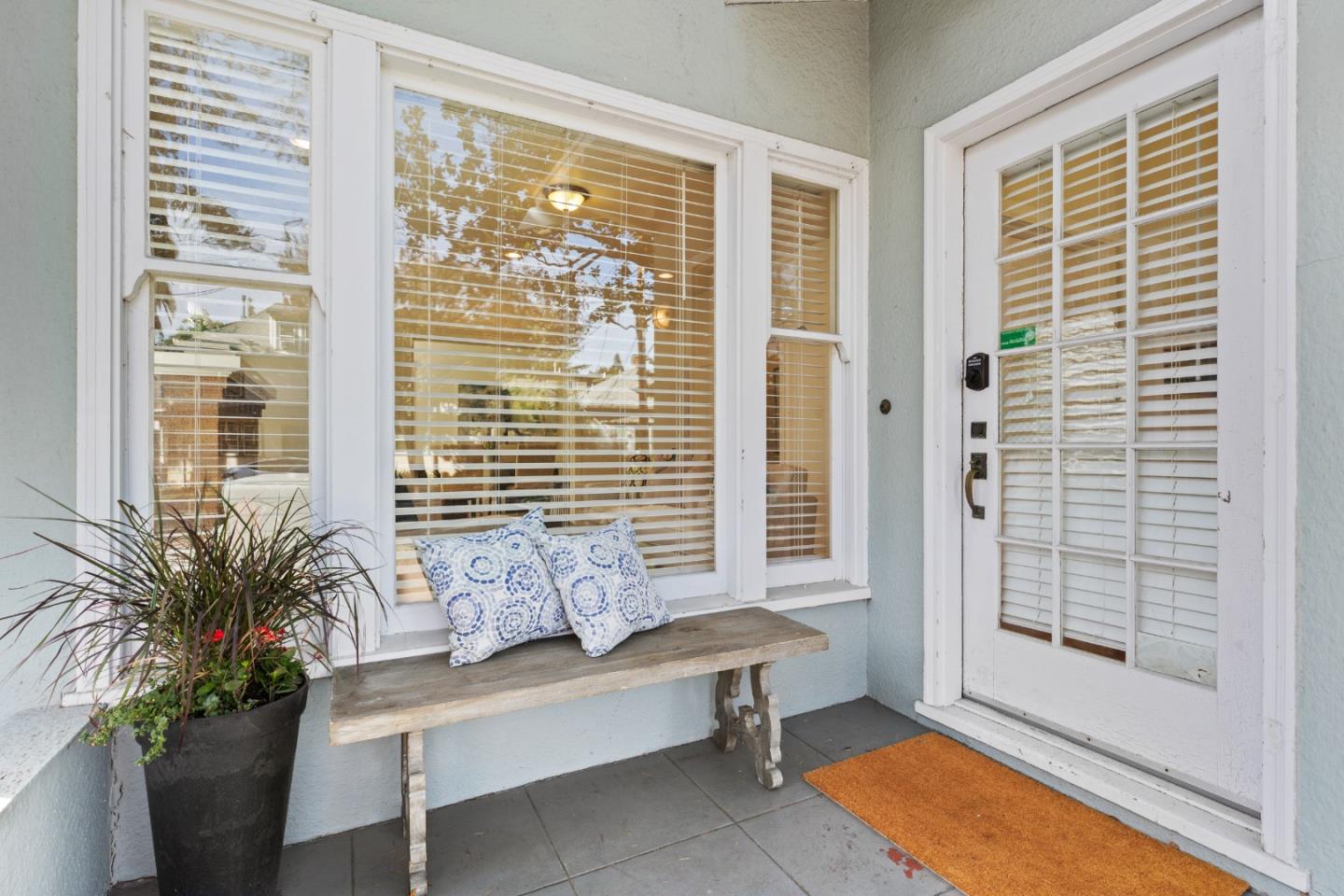 Detail Gallery Image 3 of 19 For 132 Emerson St, Palo Alto,  CA 94301 - 2 Beds | 1/1 Baths