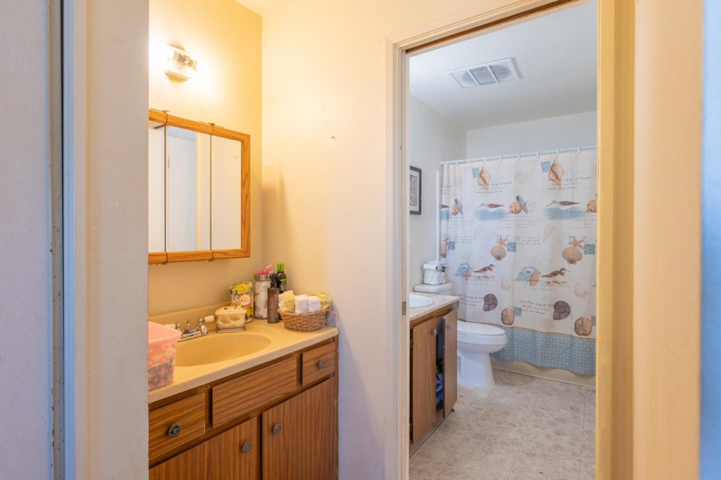 Detail Gallery Image 11 of 14 For 916 Acosta Plaza #36,  Salinas,  CA 93905 - 3 Beds | 1/1 Baths