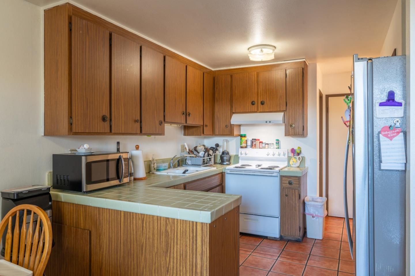 Detail Gallery Image 4 of 14 For 916 Acosta Plaza #36,  Salinas,  CA 93905 - 3 Beds | 1/1 Baths