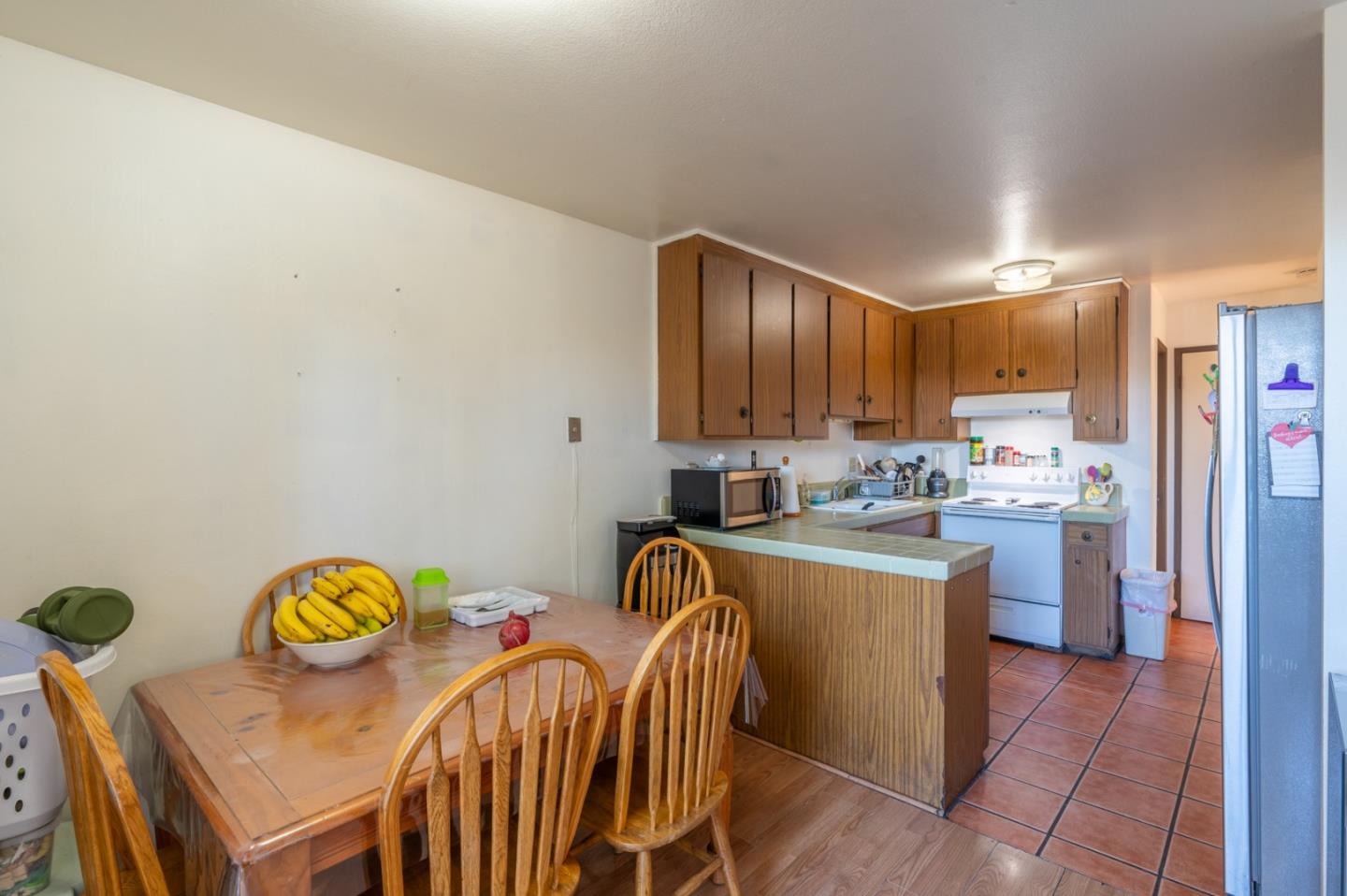 Detail Gallery Image 5 of 14 For 916 Acosta Plaza #36,  Salinas,  CA 93905 - 3 Beds | 1/1 Baths