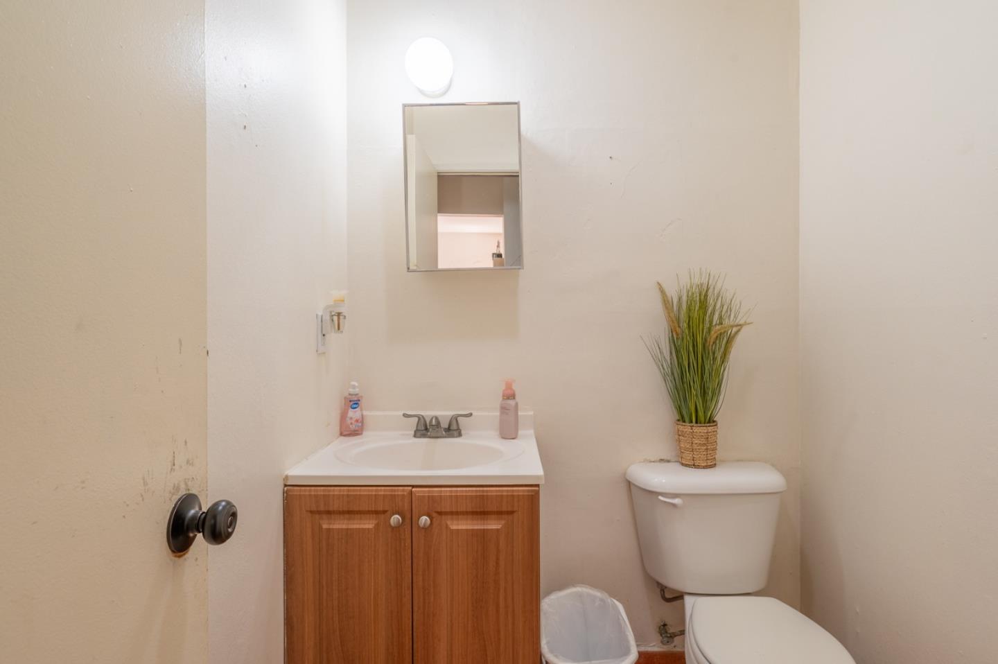 Detail Gallery Image 6 of 14 For 916 Acosta Plaza #36,  Salinas,  CA 93905 - 3 Beds | 1/1 Baths