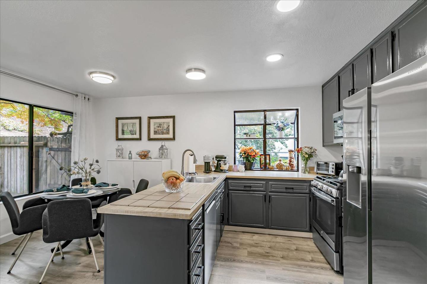 Detail Gallery Image 8 of 31 For 2157 Clearview Cir, Benicia,  CA 94510 - 3 Beds | 2/1 Baths