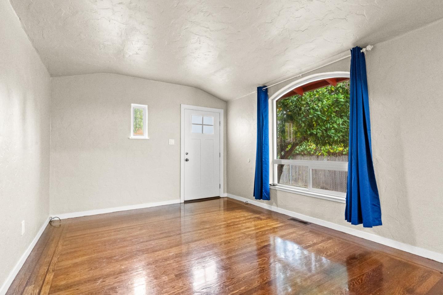 Detail Gallery Image 14 of 58 For 227-229 Bancroft Rd, Burlingame,  CA 94010 - 2 Beds | 2 Baths