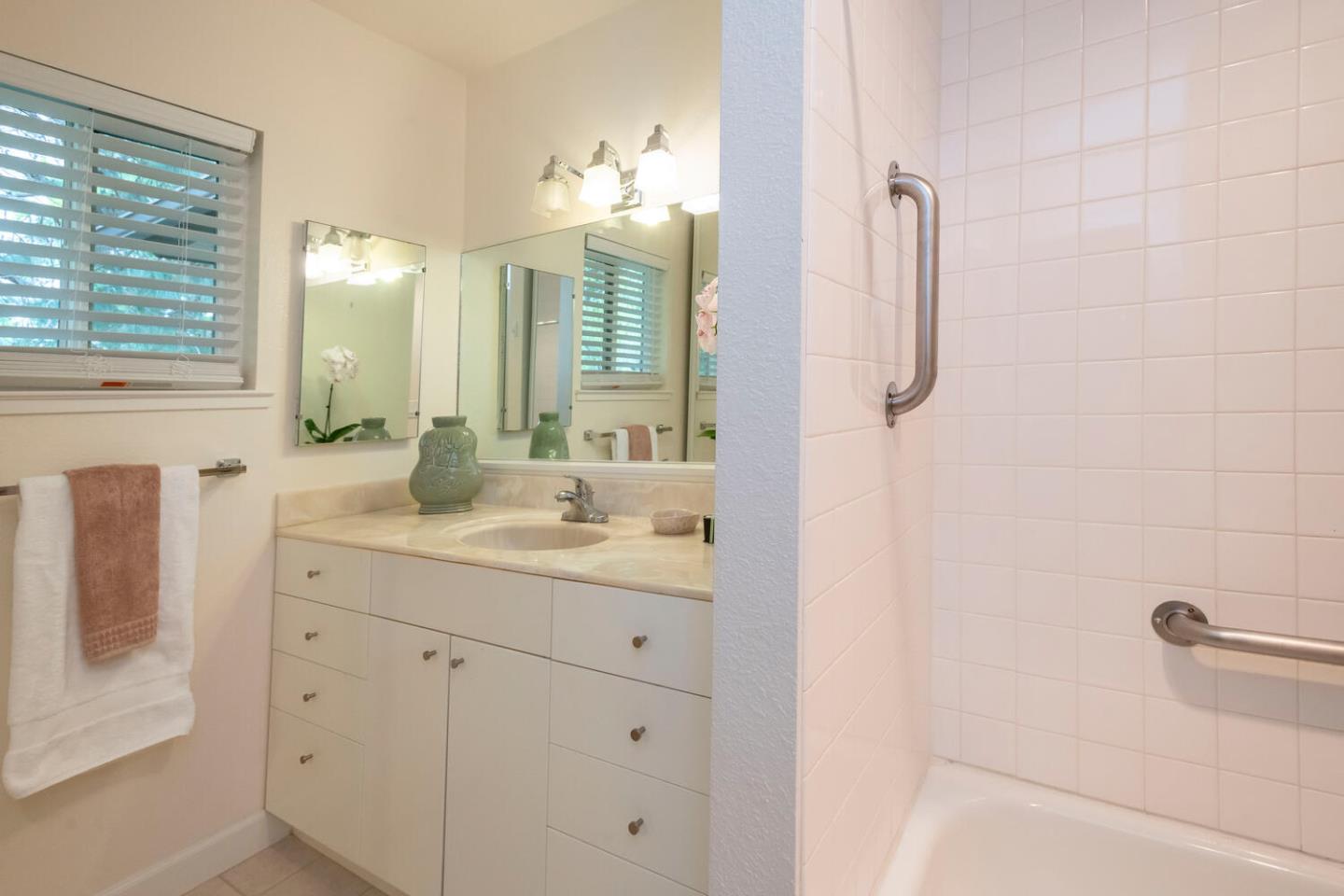 Detail Gallery Image 14 of 25 For 2140 Santa Cruz Ave #206,  Menlo Park,  CA 94025 - 2 Beds | 2 Baths