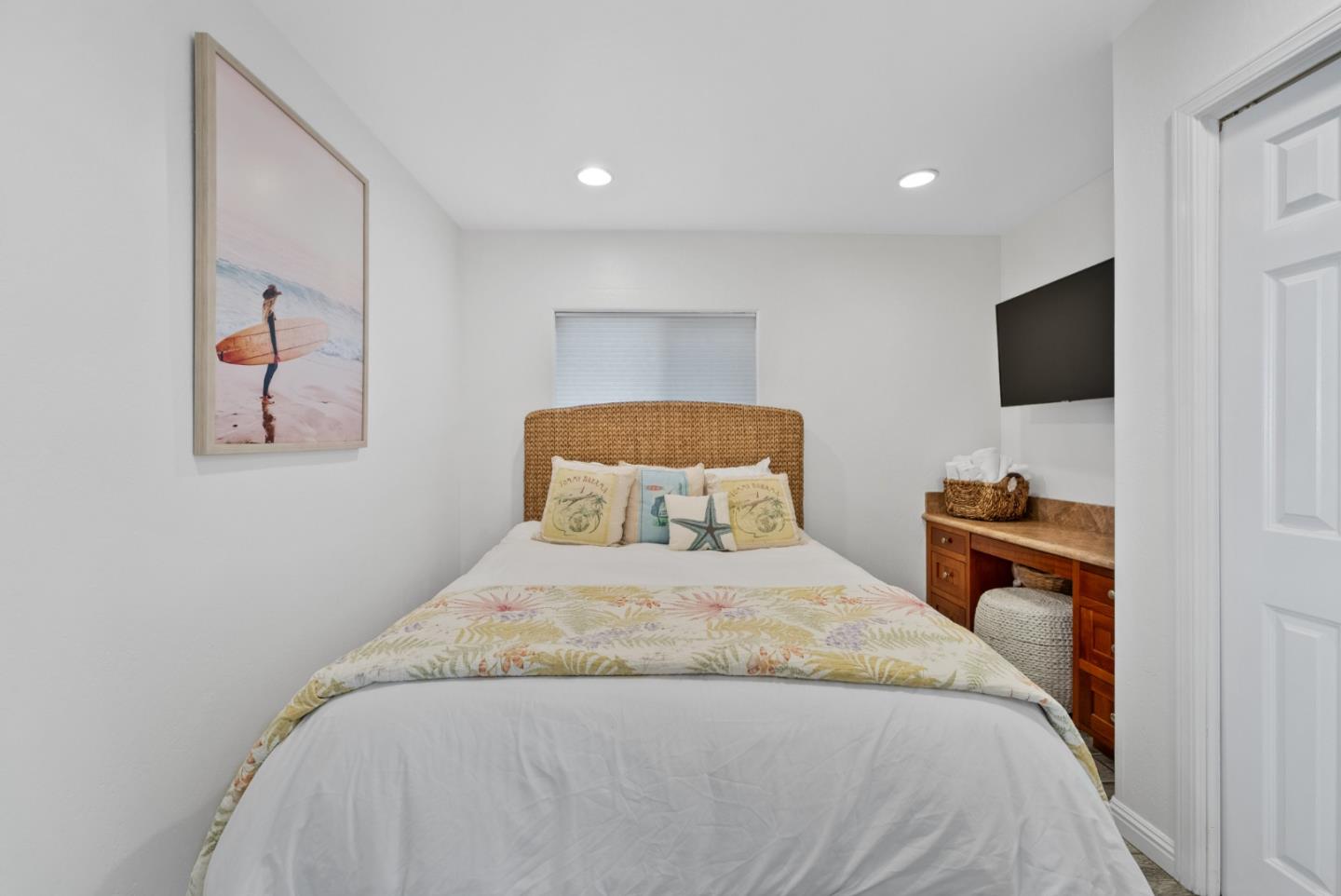 Detail Gallery Image 23 of 44 For 22818 E Cliff Dr, Santa Cruz,  CA 95062 - 4 Beds | 3 Baths