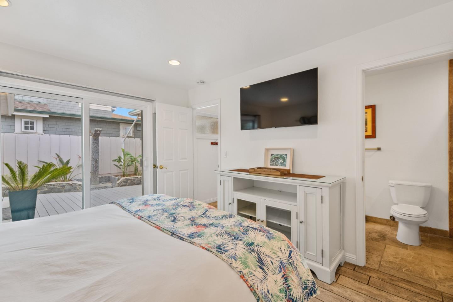 Detail Gallery Image 25 of 44 For 22818 E Cliff Dr, Santa Cruz,  CA 95062 - 4 Beds | 3 Baths