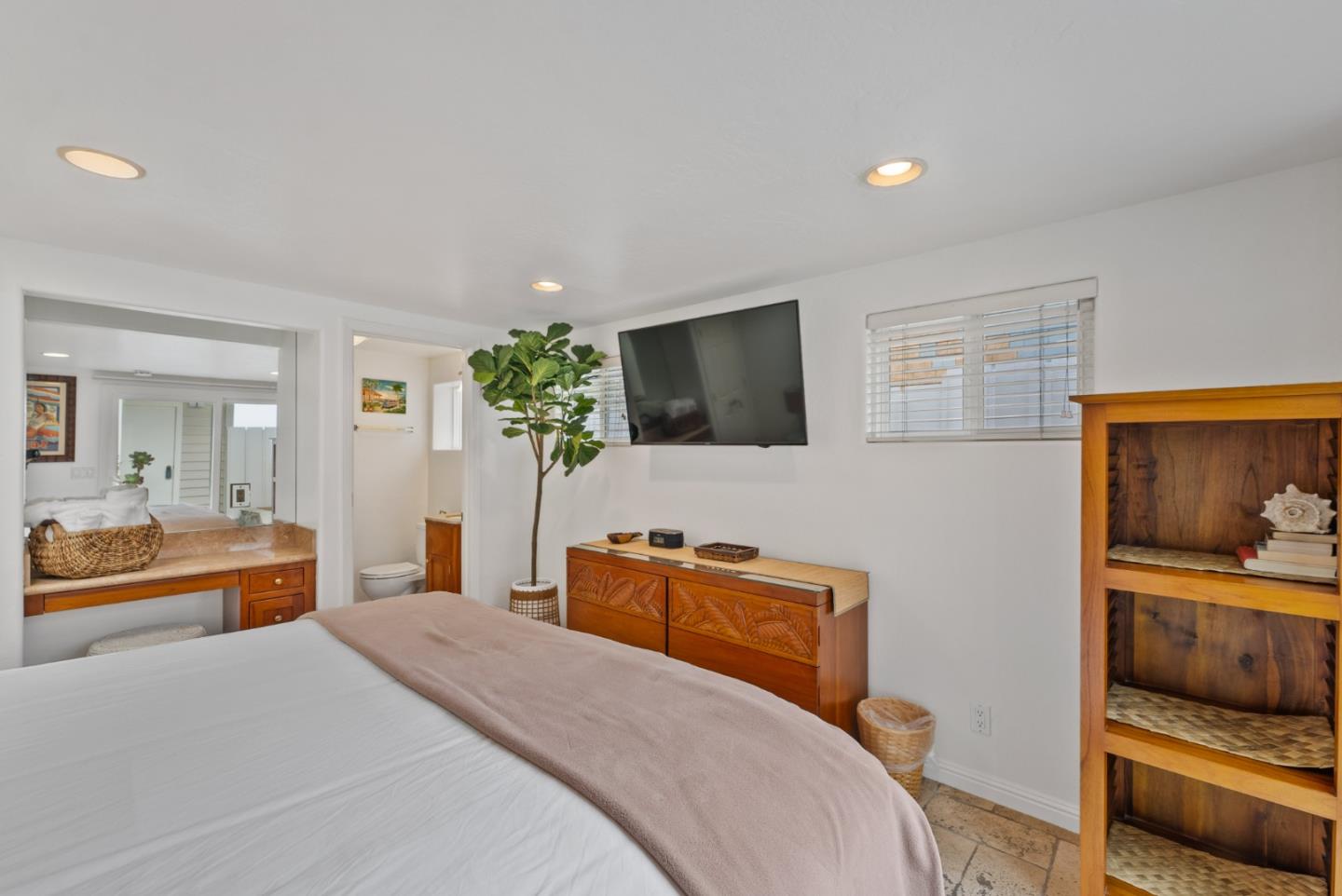 Detail Gallery Image 29 of 44 For 22818 E Cliff Dr, Santa Cruz,  CA 95062 - 4 Beds | 3 Baths