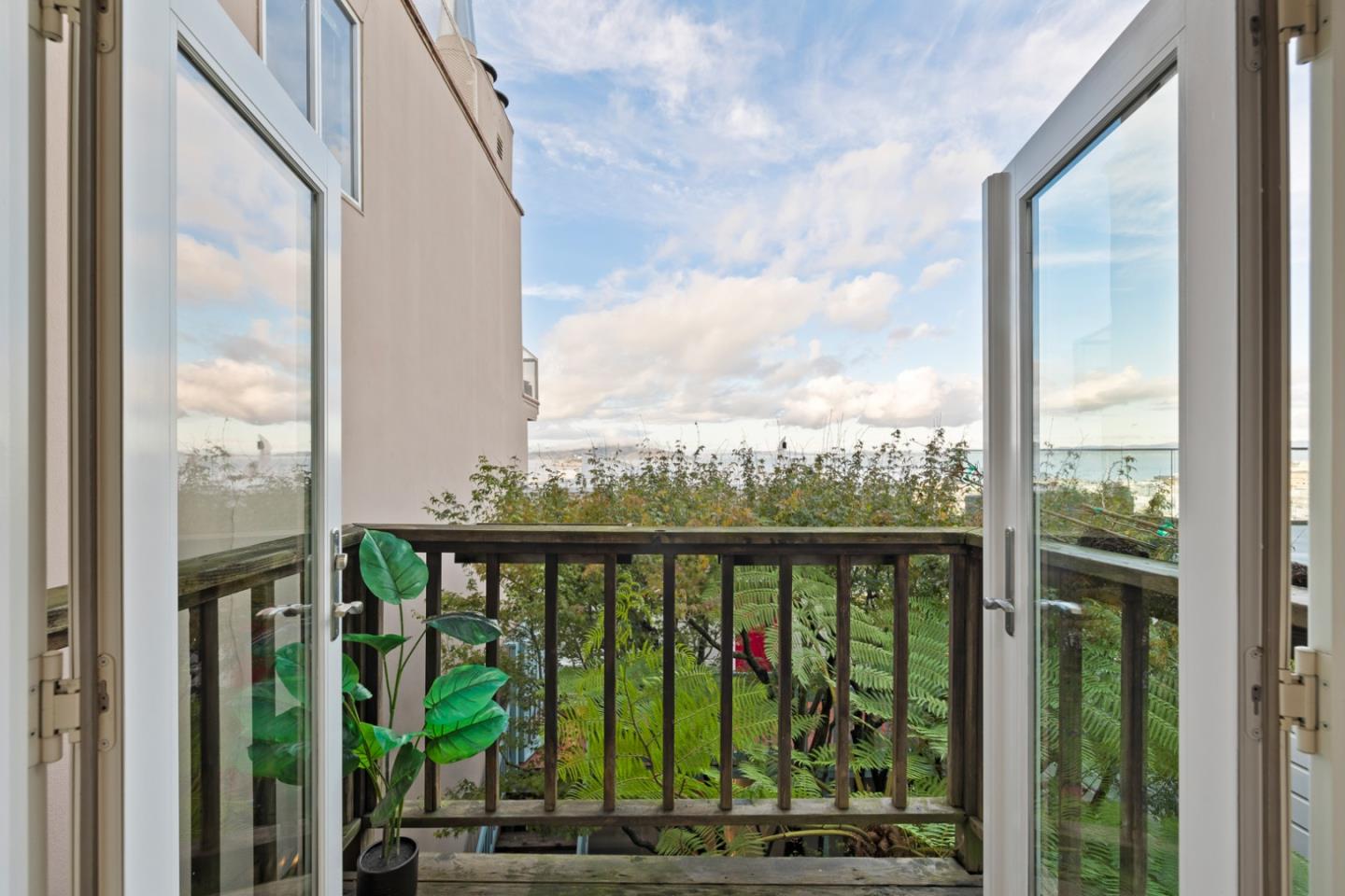 Detail Gallery Image 10 of 35 For 858 Green St, San Francisco,  CA 94133 - 2 Beds | 1 Baths