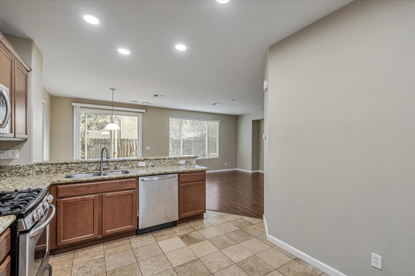 Detail Gallery Image 10 of 32 For 823 Woodson Dr, Oakland,  CA 94603 - 3 Beds | 2/1 Baths