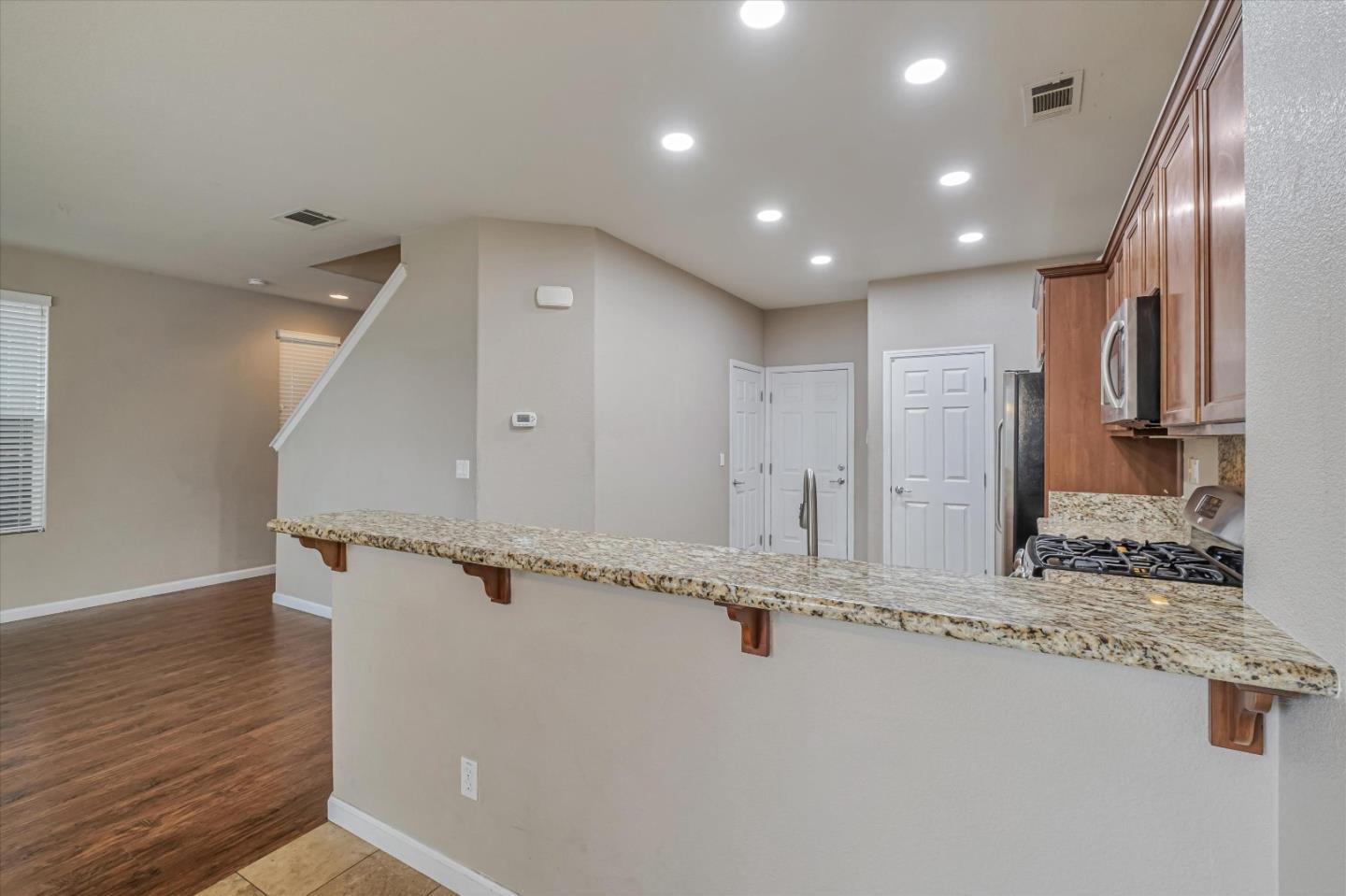 Detail Gallery Image 6 of 32 For 823 Woodson Dr, Oakland,  CA 94603 - 3 Beds | 2/1 Baths