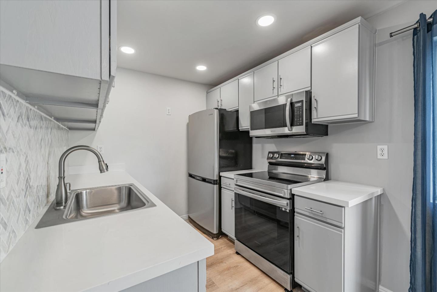 Detail Gallery Image 1 of 18 For 12801 Moorpark St #203,  Studio City,  CA 91604 - 2 Beds | 2 Baths