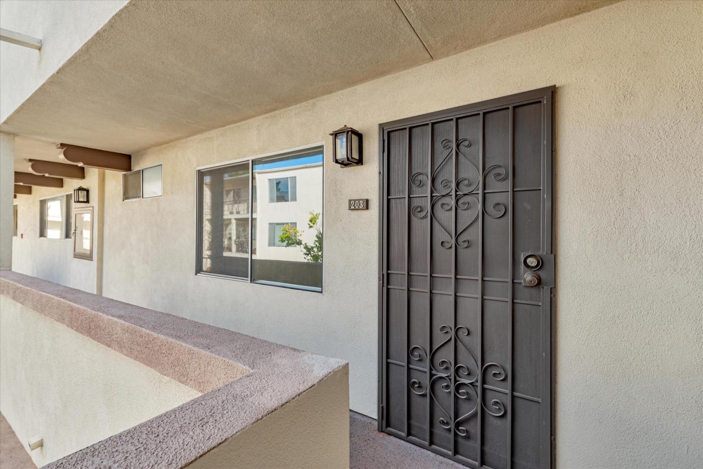 Detail Gallery Image 3 of 18 For 12801 Moorpark St #203,  Studio City,  CA 91604 - 2 Beds | 2 Baths