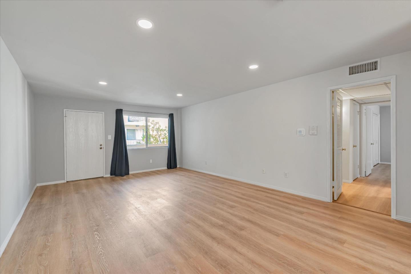 Detail Gallery Image 5 of 18 For 12801 Moorpark St #203,  Studio City,  CA 91604 - 2 Beds | 2 Baths