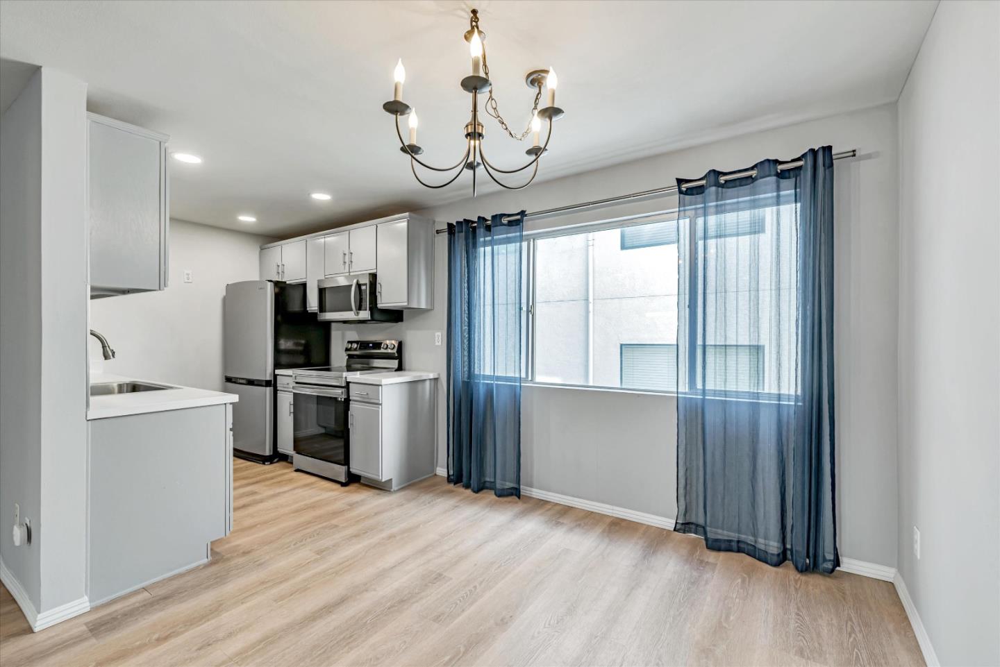 Detail Gallery Image 8 of 18 For 12801 Moorpark St #203,  Studio City,  CA 91604 - 2 Beds | 2 Baths