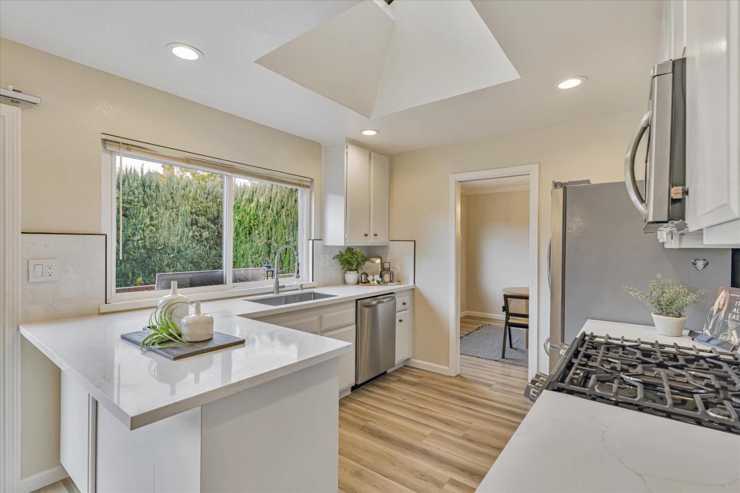 Detail Gallery Image 11 of 54 For 186 Castillon Way, San Jose,  CA 95119 - 4 Beds | 2/1 Baths