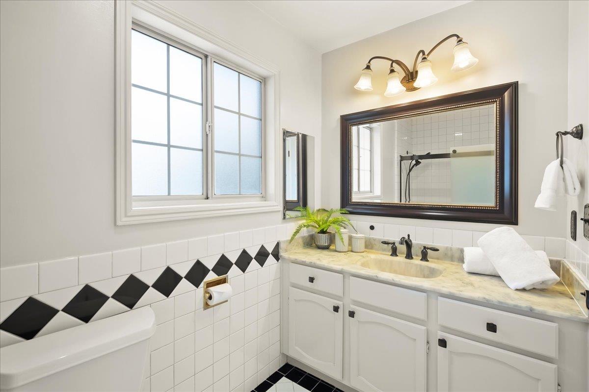 Detail Gallery Image 19 of 39 For 986 Sunset Dr, San Carlos,  CA 94070 - 4 Beds | 2/1 Baths