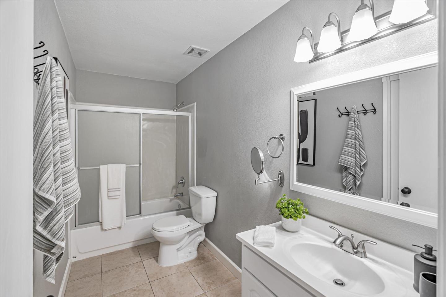 Detail Gallery Image 14 of 26 For 93 Kenbrook Cir, San Jose,  CA 95111 - 2 Beds | 1/1 Baths