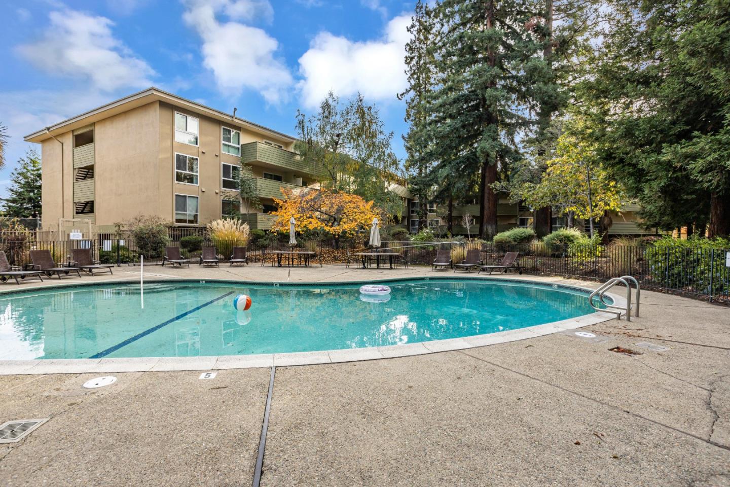 Detail Gallery Image 49 of 66 For 1033 Crestview Dr #309,  Mountain View,  CA 94040 - 2 Beds | 2 Baths