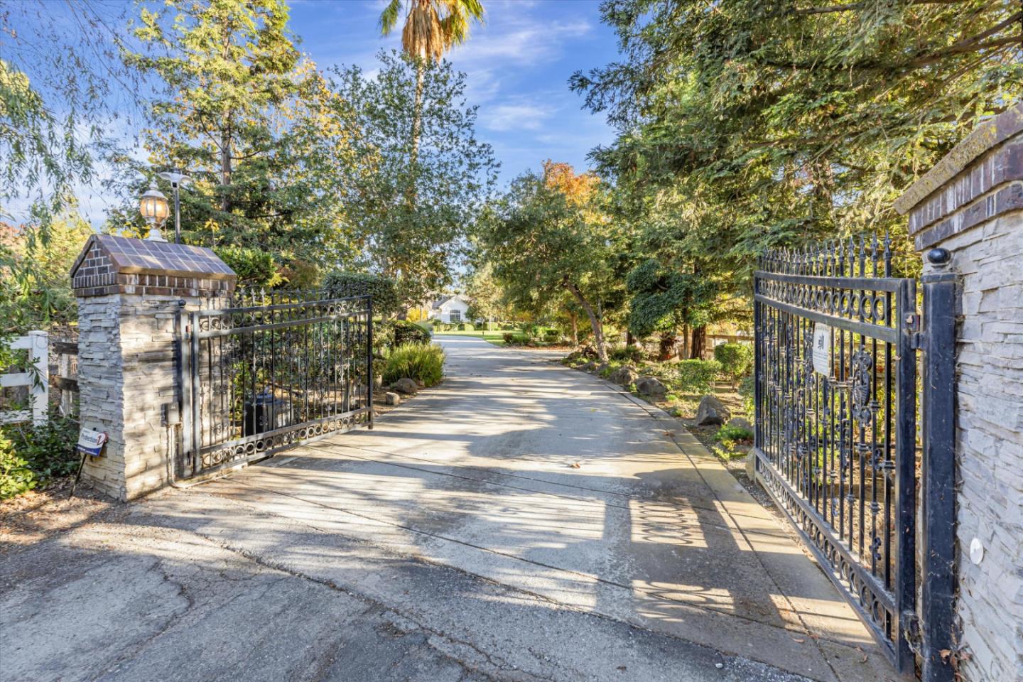 Detail Gallery Image 7 of 76 For 11462 Heritage Manor Pl, Gilroy,  CA 95020 - 4 Beds | 3/1 Baths