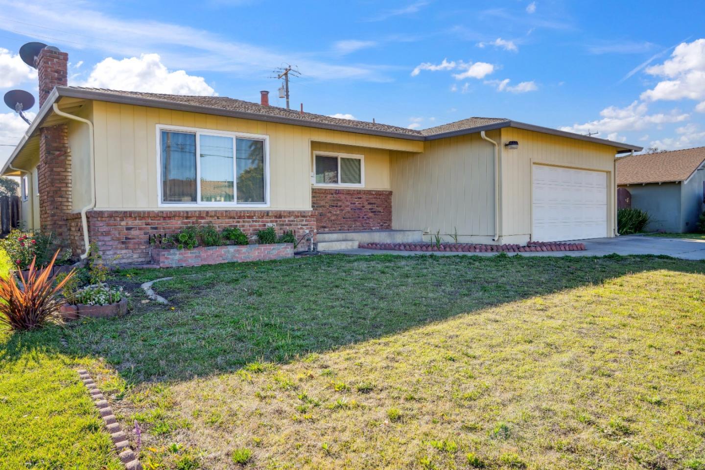 Detail Gallery Image 1 of 32 For 412 E Laurel Dr, Salinas,  CA 93906 - 3 Beds | 2 Baths