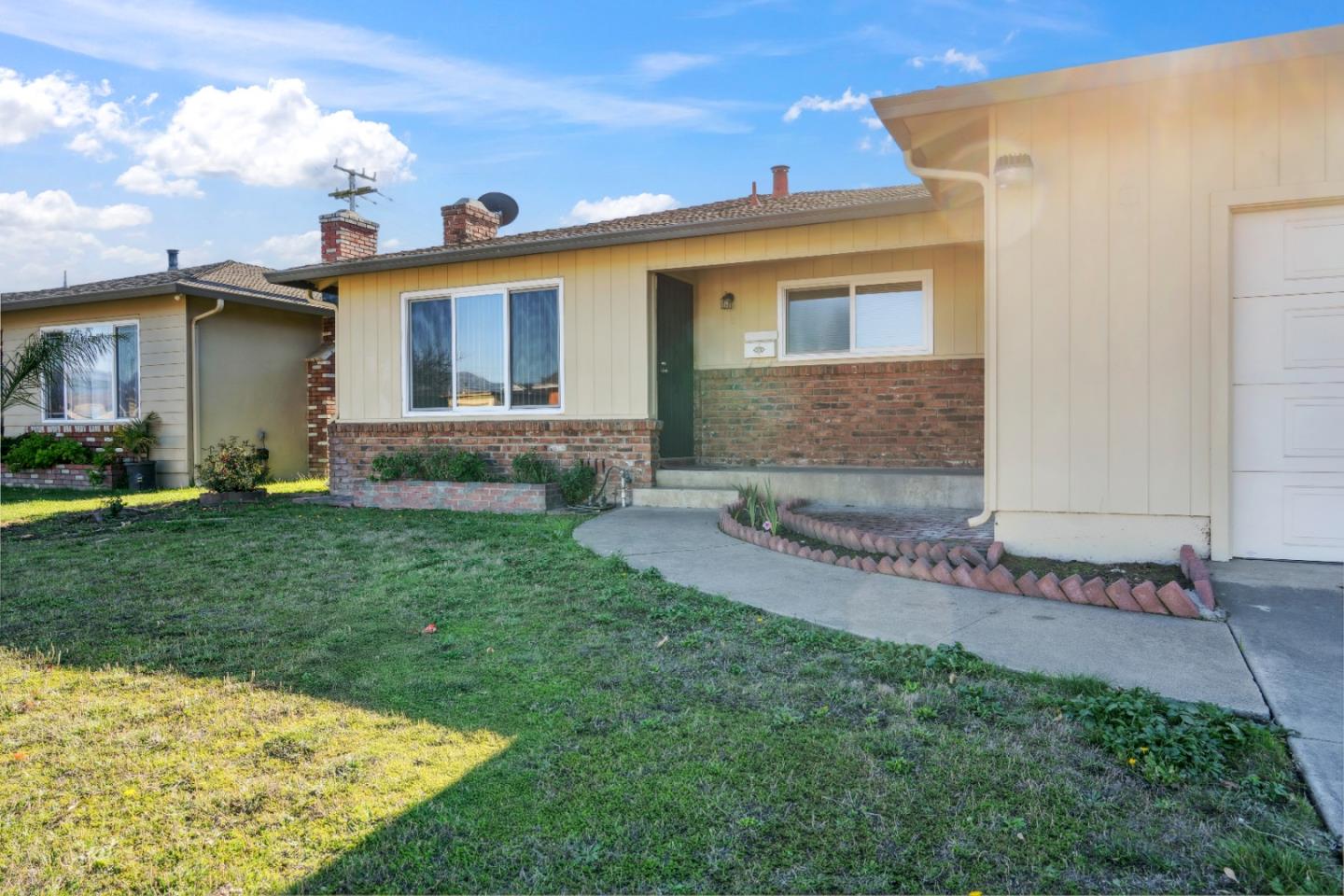 Detail Gallery Image 2 of 32 For 412 E Laurel Dr, Salinas,  CA 93906 - 3 Beds | 2 Baths