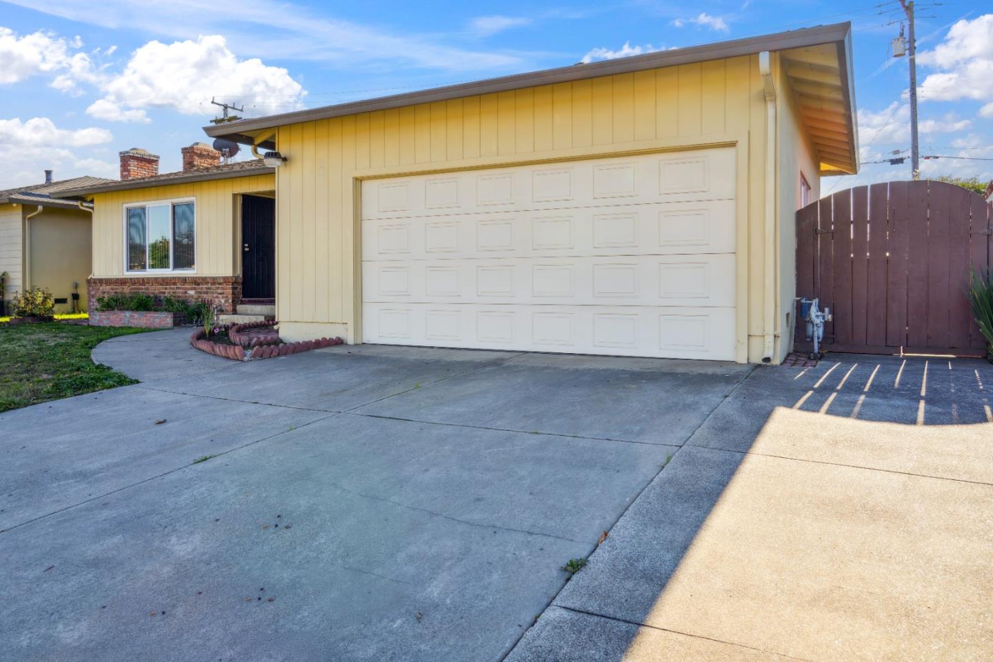 Detail Gallery Image 4 of 32 For 412 E Laurel Dr, Salinas,  CA 93906 - 3 Beds | 2 Baths