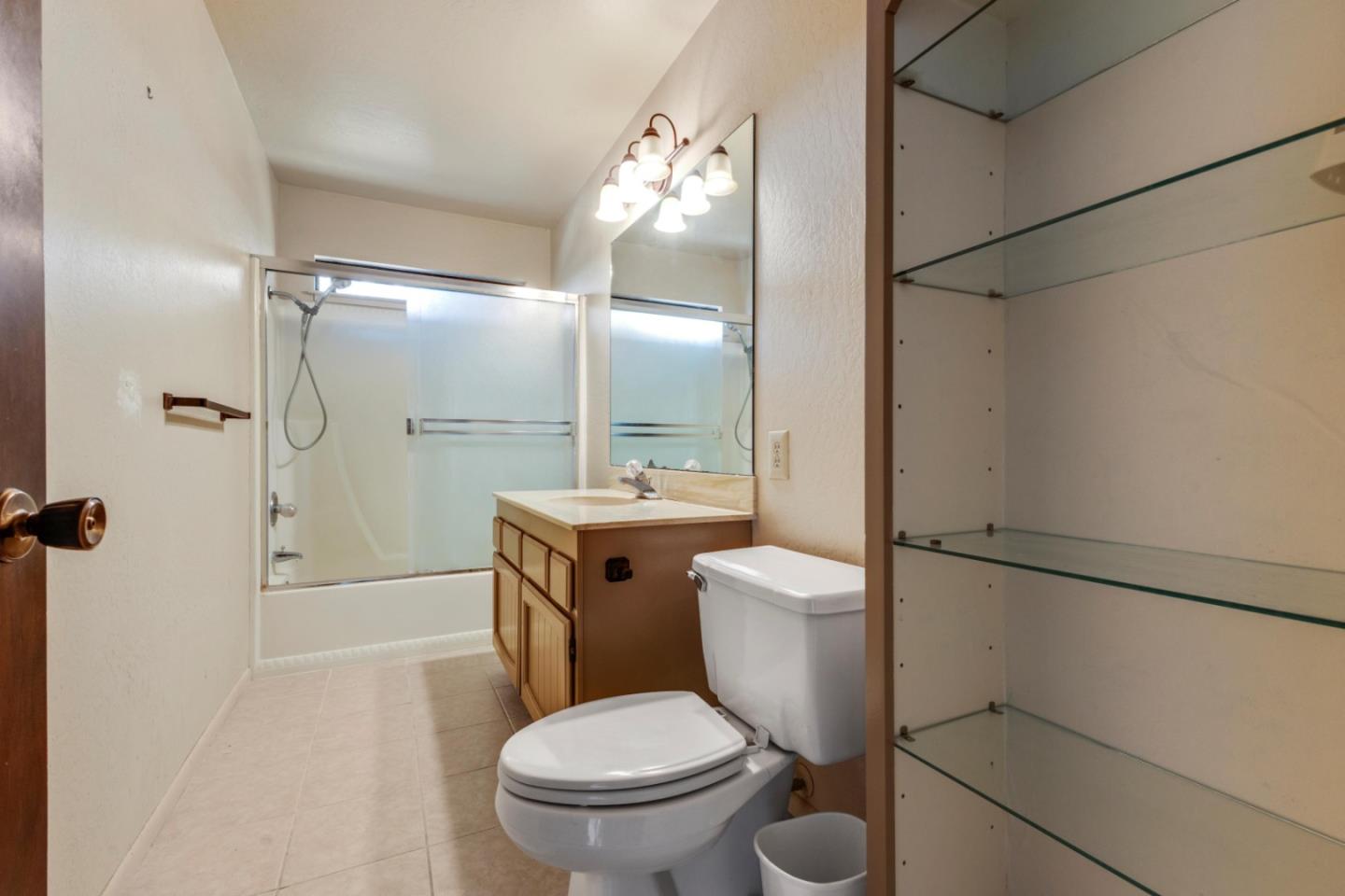 Detail Gallery Image 16 of 27 For 1112 Iverson St, Salinas,  CA 93901 - 3 Beds | 2/1 Baths