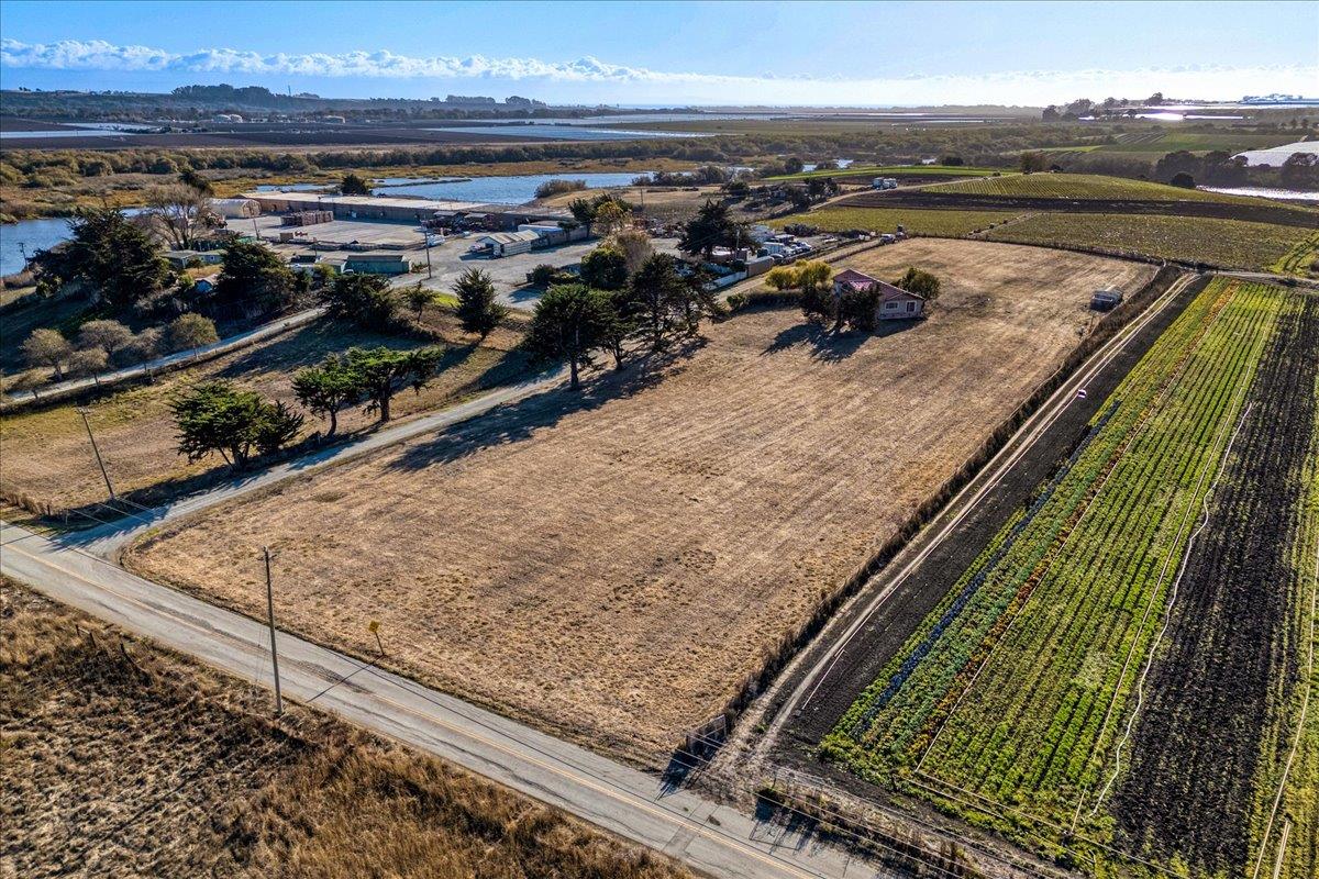 Detail Gallery Image 14 of 17 For 235 Lee Rd, Watsonville,  CA 95076 - 3 Beds | 2 Baths