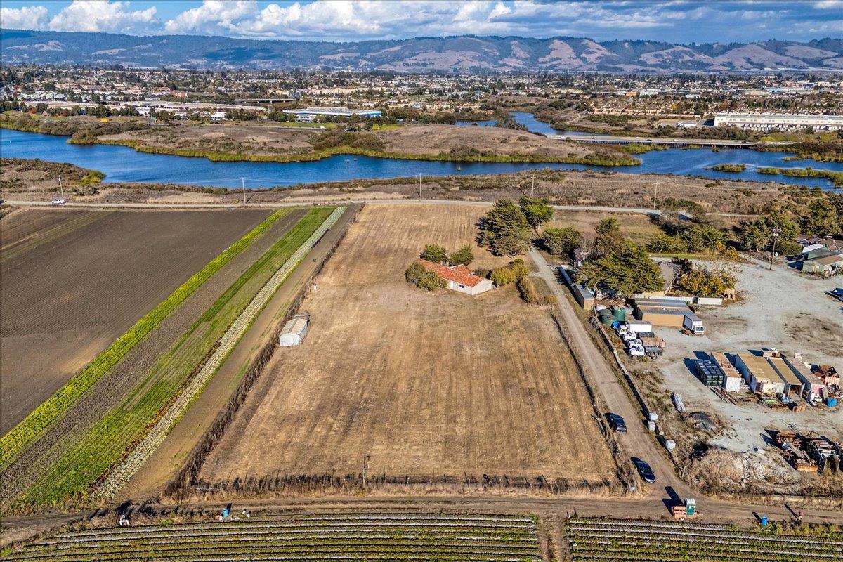Detail Gallery Image 7 of 17 For 235 Lee Rd, Watsonville,  CA 95076 - 3 Beds | 2 Baths