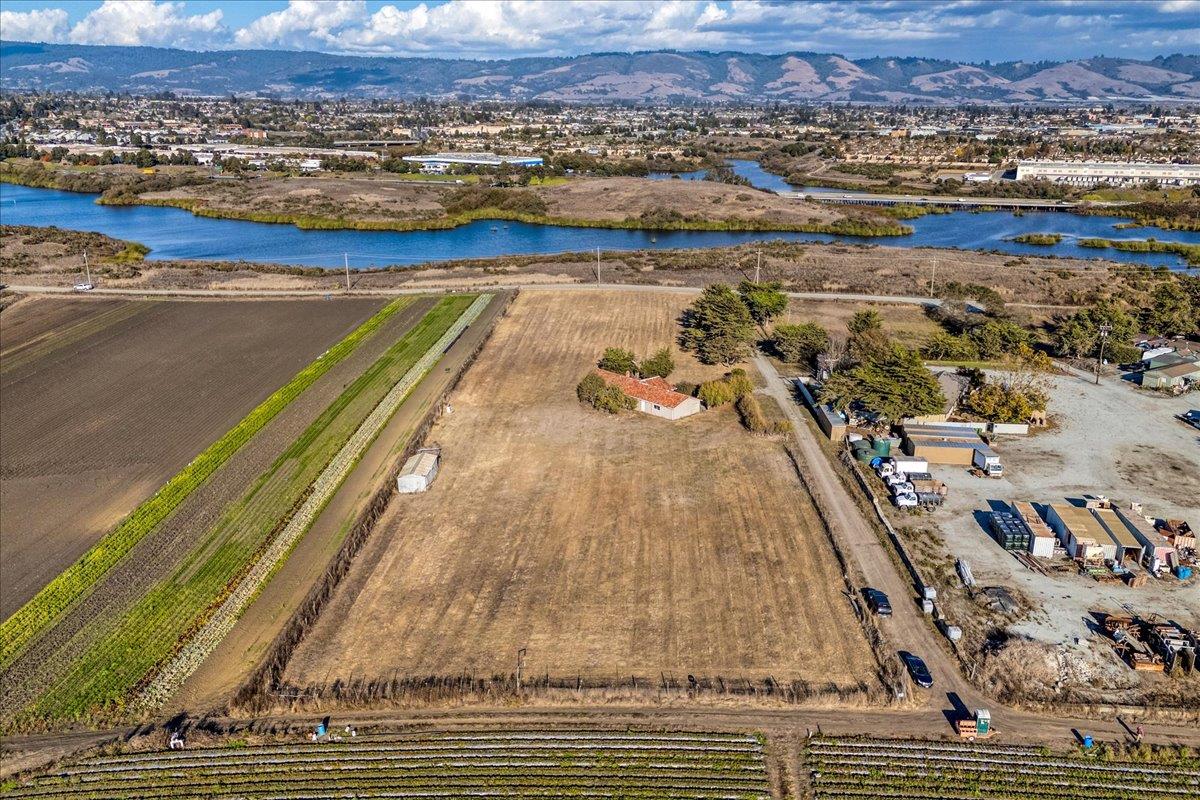 Detail Gallery Image 7 of 17 For 235 Lee Rd., Watsonville,  CA 95076 - 3 Beds | 2 Baths