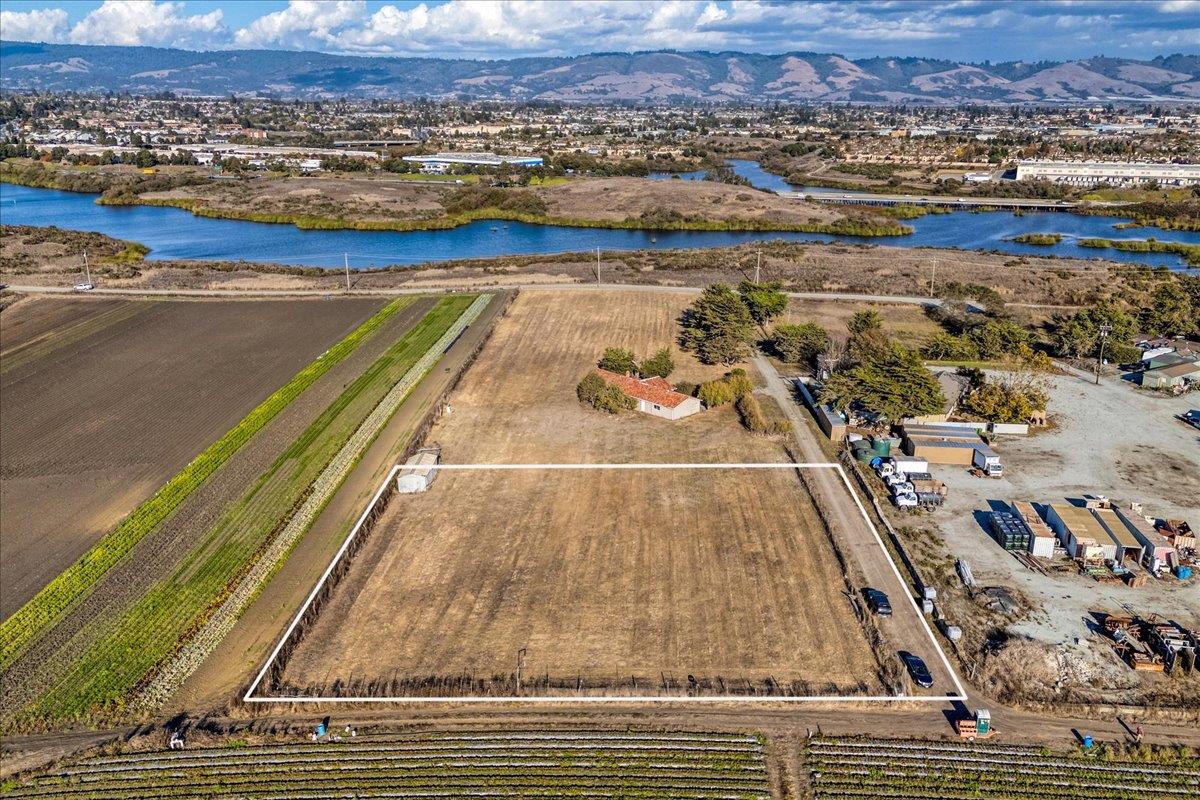 Detail Gallery Image 8 of 17 For 235 Lee Rd, Watsonville,  CA 95076 - 3 Beds | 2 Baths