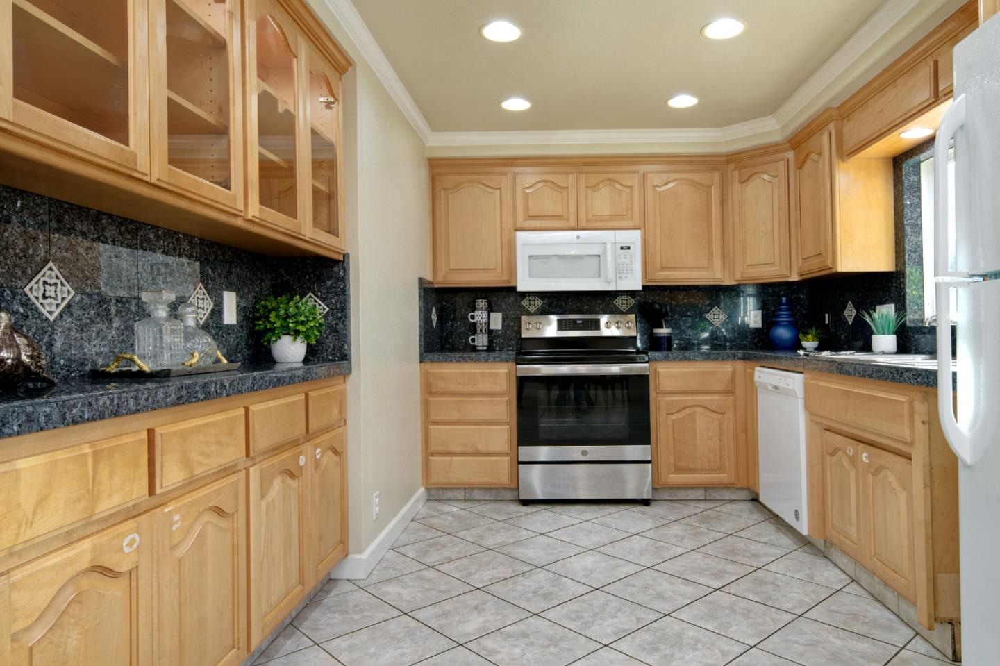 Detail Gallery Image 11 of 31 For 197 Kona Pl, San Jose,  CA 95119 - 4 Beds | 2 Baths