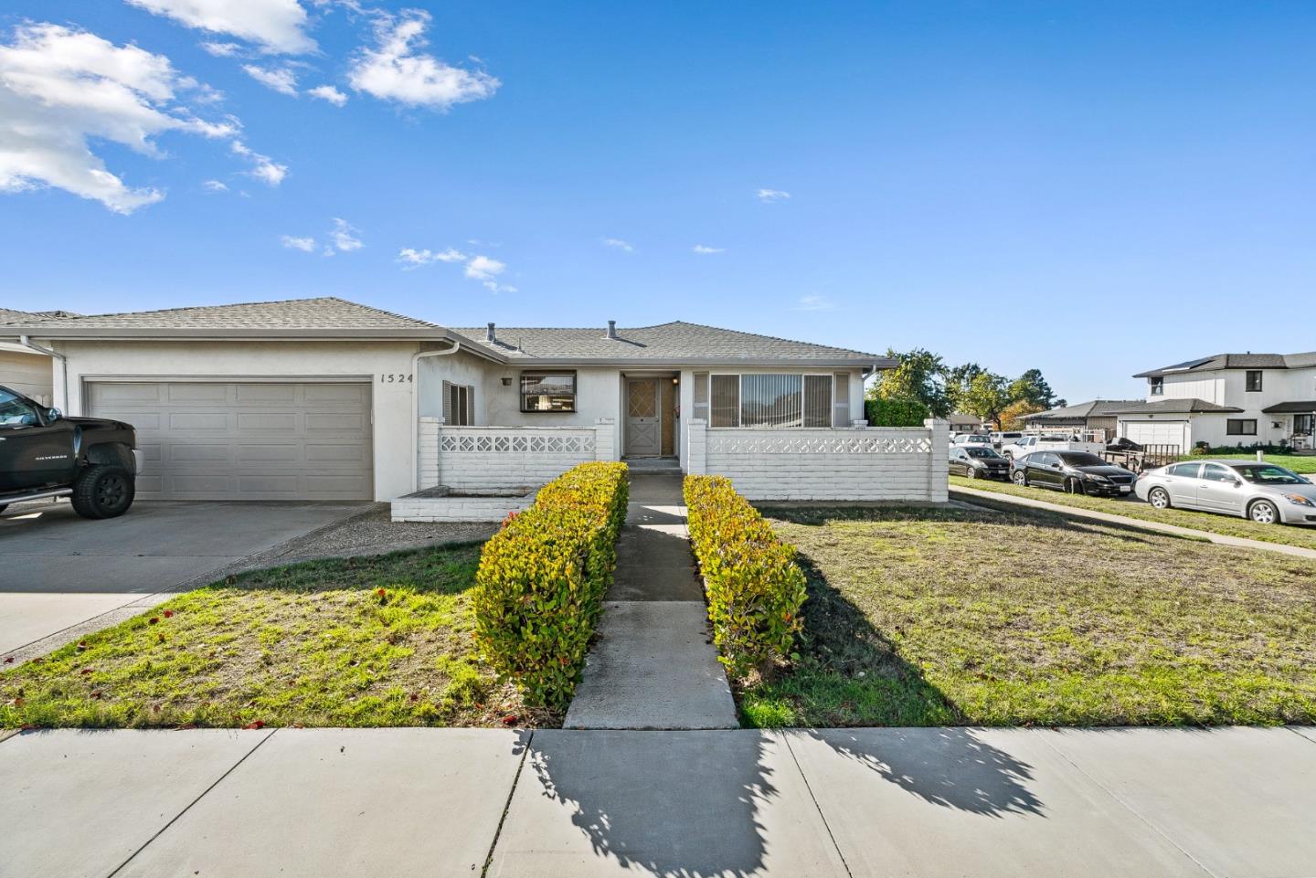 Detail Gallery Image 1 of 27 For 1524 Los Altos Way, Salinas,  CA 93906 - 3 Beds | 2 Baths