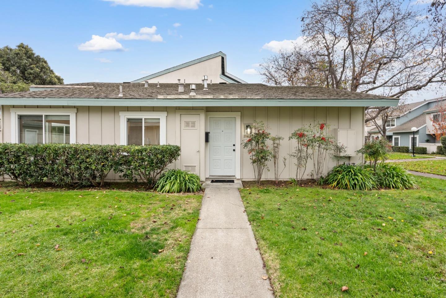 Detail Gallery Image 3 of 48 For 1062 Eagle Ln, Foster City,  CA 94404 - 2 Beds | 1/1 Baths