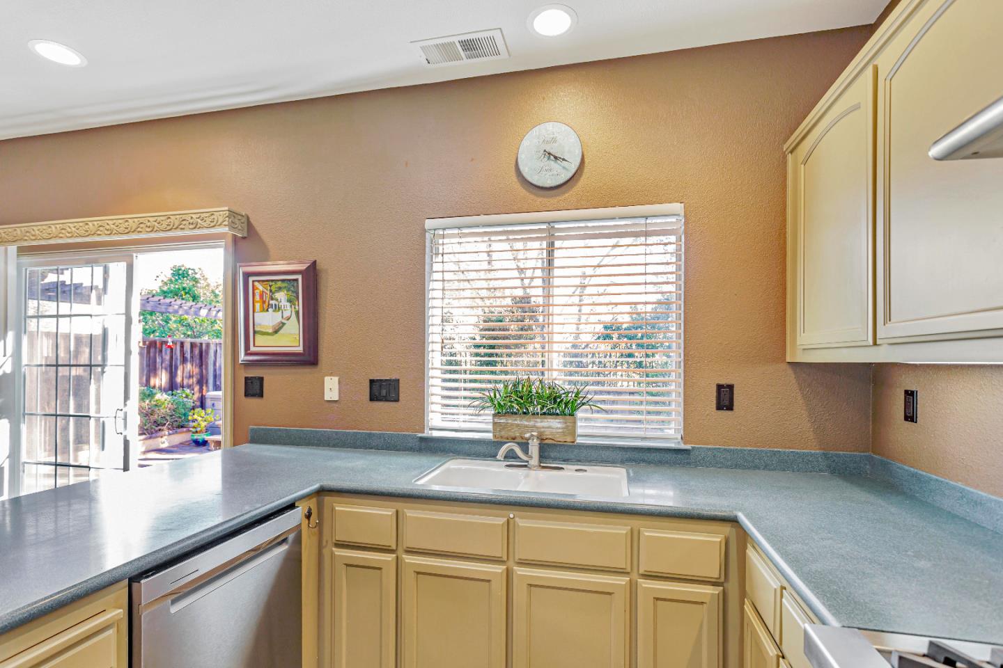 Detail Gallery Image 16 of 42 For 25231 Azalea Ct, Salinas,  CA 93908 - 3 Beds | 2/1 Baths