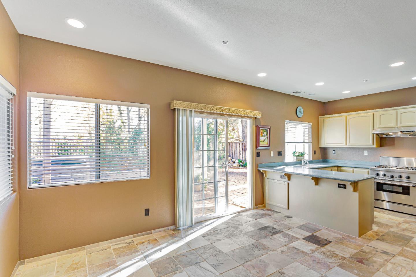 Detail Gallery Image 9 of 42 For 25231 Azalea Ct, Salinas,  CA 93908 - 3 Beds | 2/1 Baths