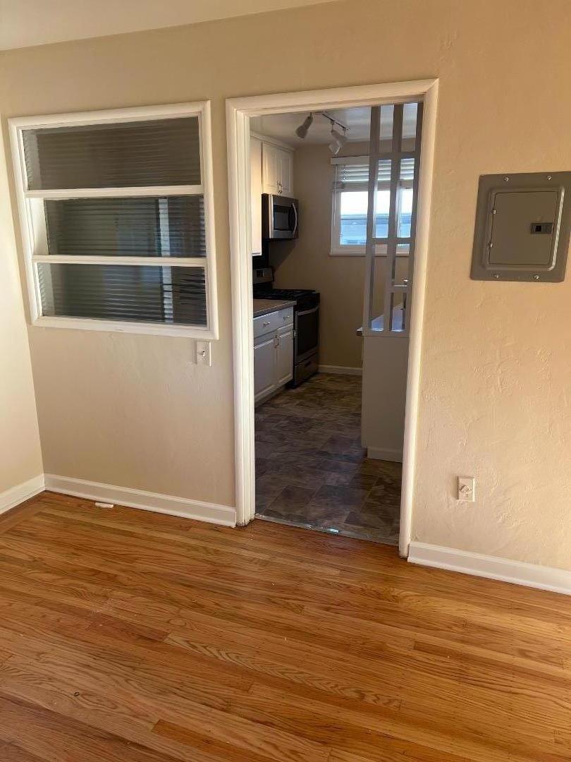 Detail Gallery Image 5 of 23 For 1322 Holly St #5,  San Carlos,  CA 94070 - 1 Beds | 1 Baths