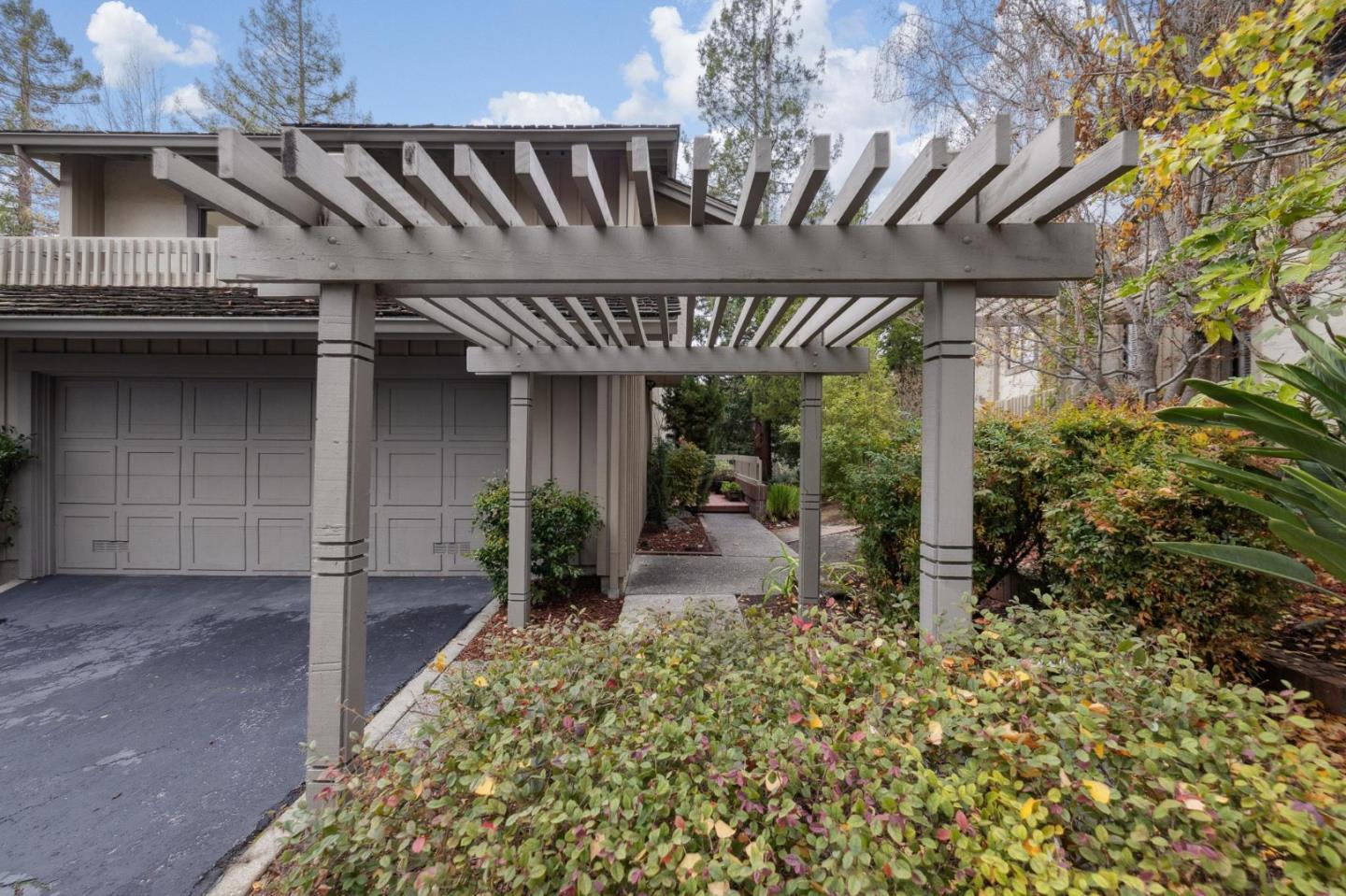 Detail Gallery Image 3 of 52 For 450 Sand Hill Cir, Menlo Park,  CA 94025 - 3 Beds | 2/1 Baths