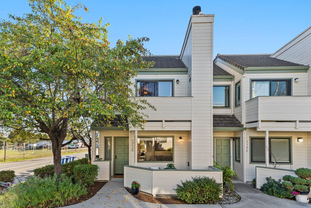 Detail Gallery Image 1 of 34 For 1726 Barrington Ct, Santa Cruz,  CA 95065 - 2 Beds | 2/1 Baths