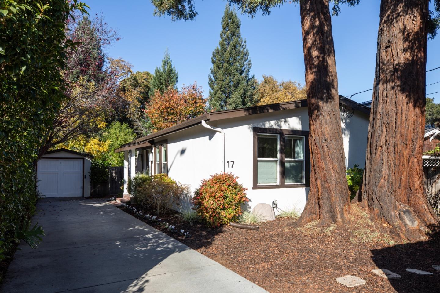 Detail Gallery Image 14 of 16 For 17 Buckthorn Way, Menlo Park,  CA 94025 - 3 Beds | 2/1 Baths