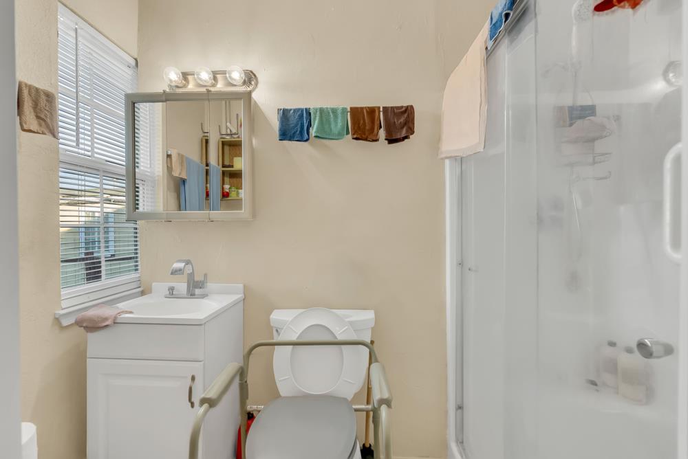 Detail Gallery Image 14 of 27 For 229 Tunis Rd, Oakland,  CA 94603 - 2 Beds | 2 Baths