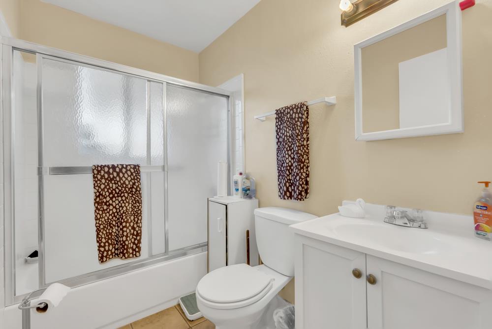 Detail Gallery Image 16 of 27 For 229 Tunis Rd, Oakland,  CA 94603 - 2 Beds | 2 Baths