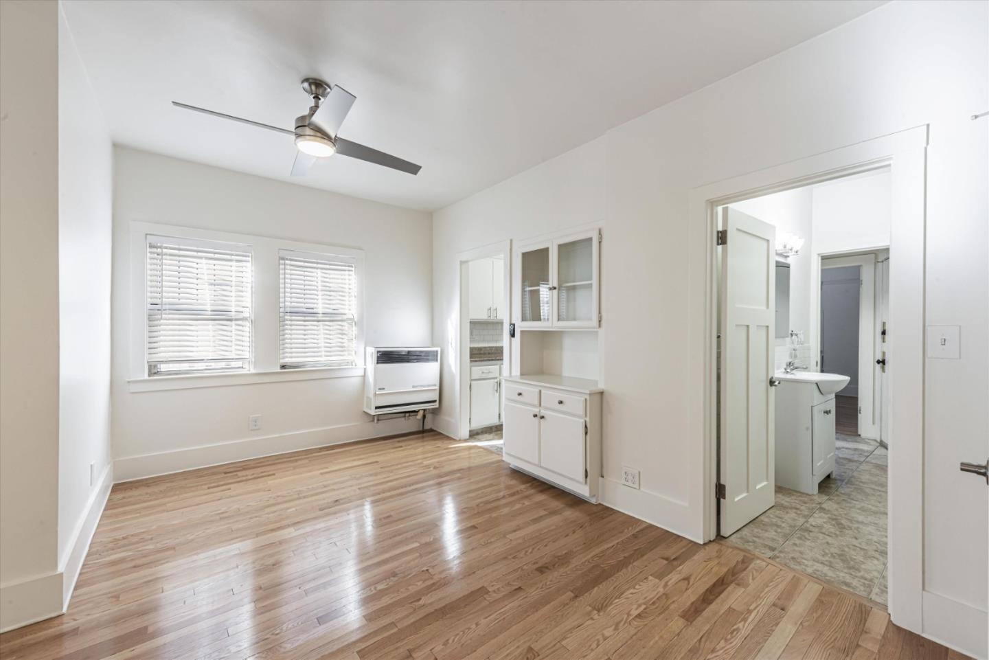 Detail Gallery Image 1 of 15 For 752 40th St #1,  Oakland,  CA 94609 - 2 Beds | 1 Baths