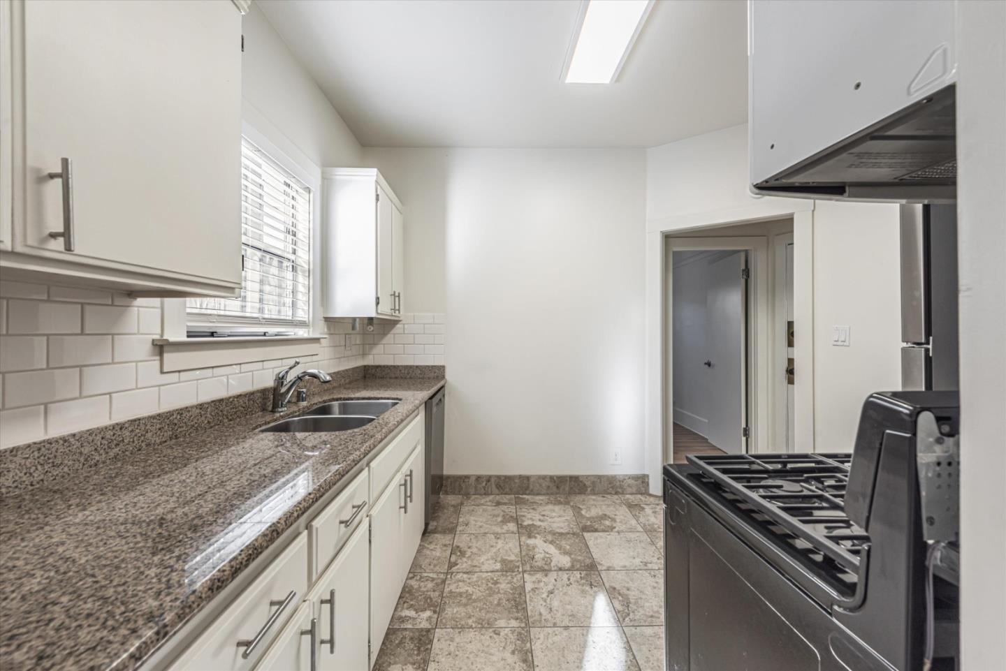 Detail Gallery Image 8 of 15 For 752 40th St #1,  Oakland,  CA 94609 - 2 Beds | 1 Baths