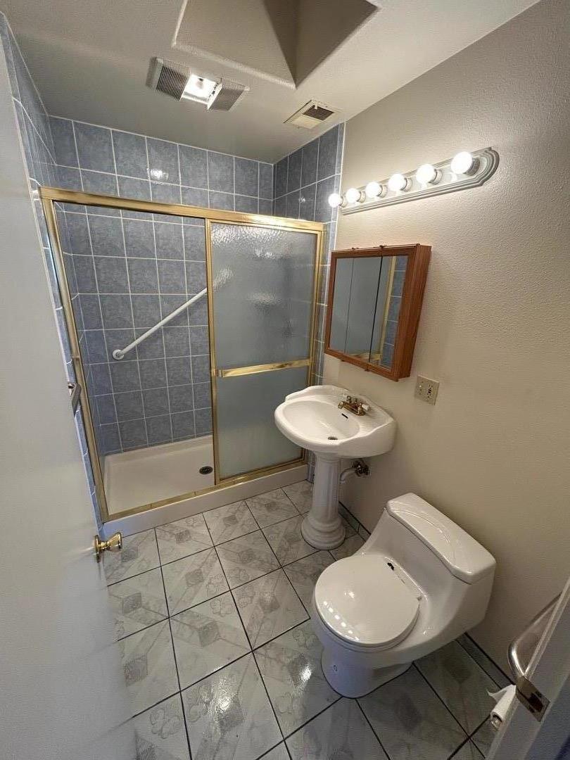 Detail Gallery Image 6 of 16 For 983 Flint Way, Salinas,  CA 93907 - 2 Beds | 2 Baths