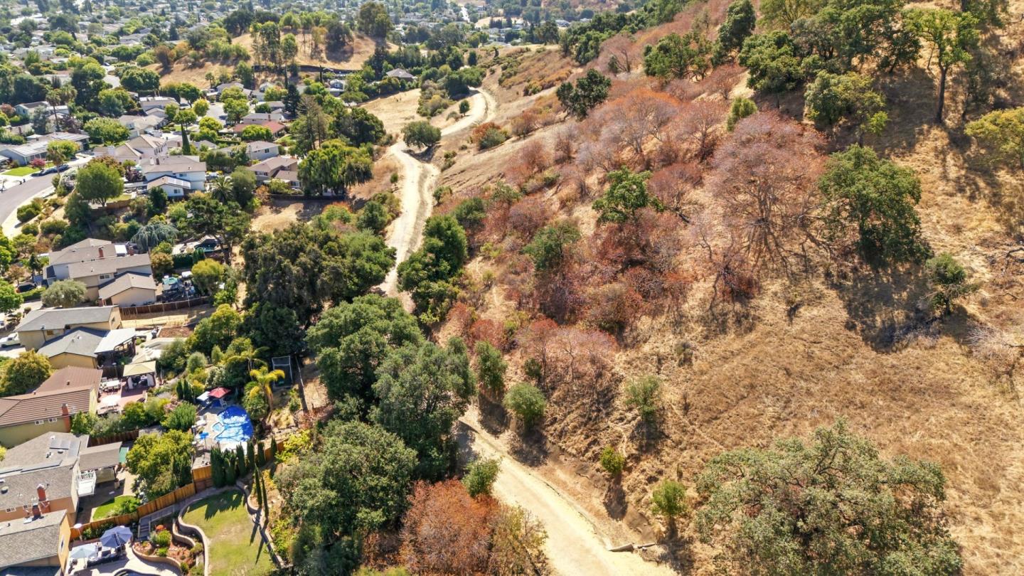 Detail Gallery Image 11 of 59 For 910 Foothill Dr, San Jose,  CA 95123 - 4 Beds | 2/1 Baths