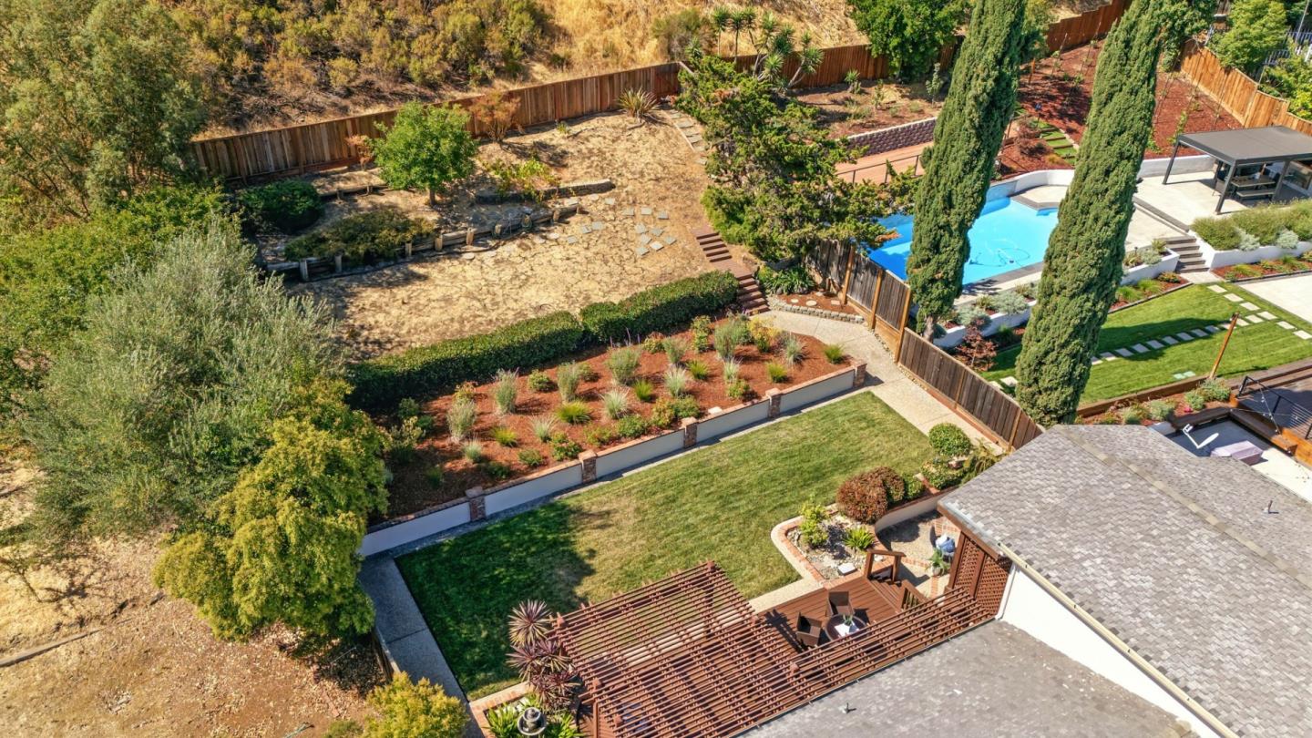 Detail Gallery Image 4 of 59 For 910 Foothill Dr, San Jose,  CA 95123 - 4 Beds | 2/1 Baths