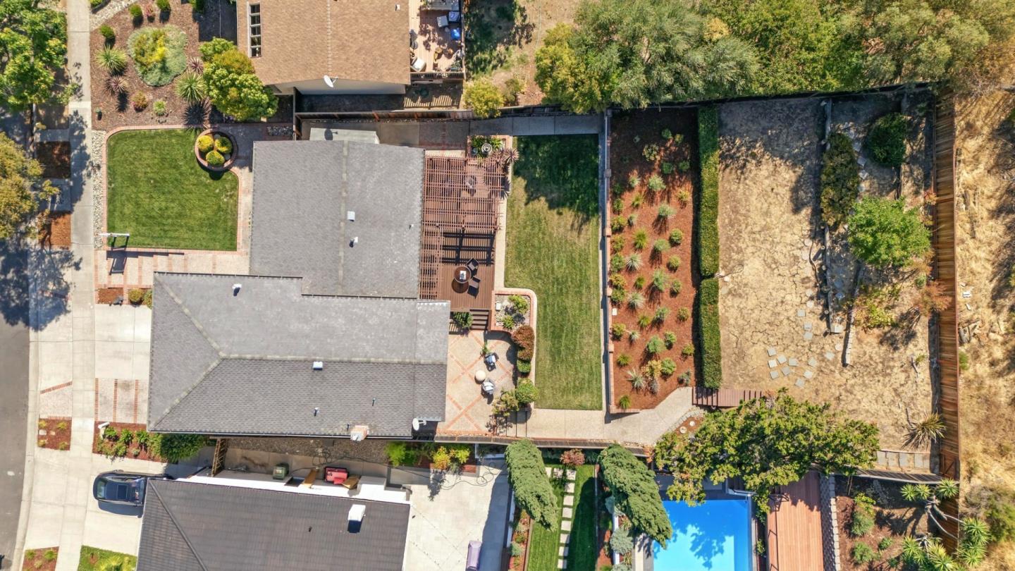 Detail Gallery Image 7 of 59 For 910 Foothill Dr, San Jose,  CA 95123 - 4 Beds | 2/1 Baths